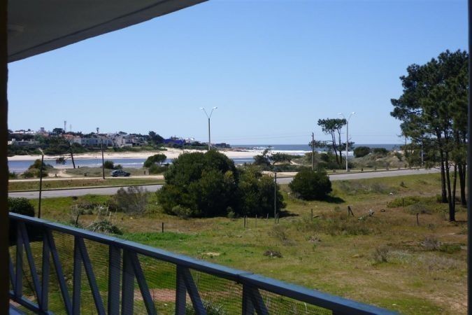 Cómodo departamento en alquiler sobre la rambla de Playa Brava, La Barra.