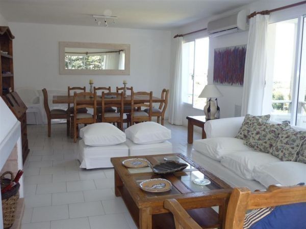 Cómodo departamento en alquiler sobre la rambla de Playa Brava, La Barra.