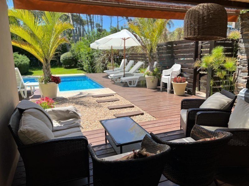 Casa en alquiler a dos cuadras del mar en Montoya, La Barra.