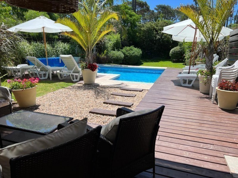 Casa en alquiler a dos cuadras del mar en Montoya, La Barra.