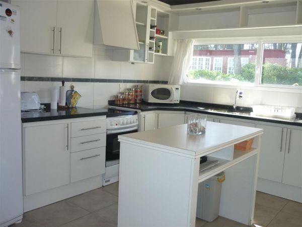 Casa en alquiler a dos cuadras del mar en Montoya, La Barra.