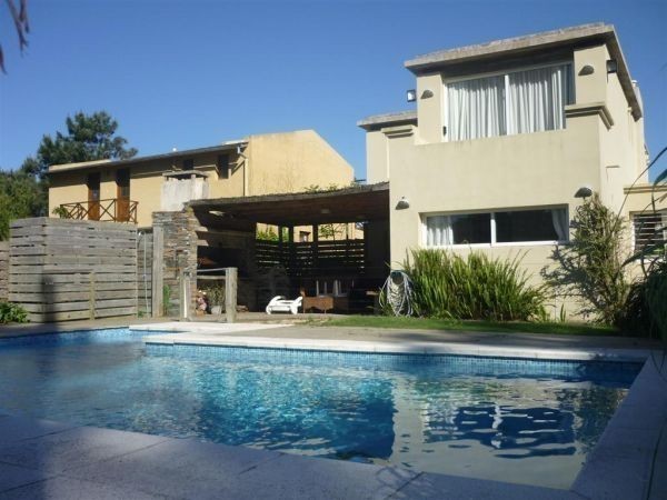 Casa en alquiler a dos cuadras del mar en Montoya, La Barra.