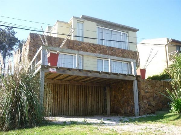 Casa en alquiler a dos cuadras del mar en Montoya, La Barra.