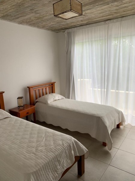 Casa en alquiler a dos cuadras del mar en Montoya, La Barra.