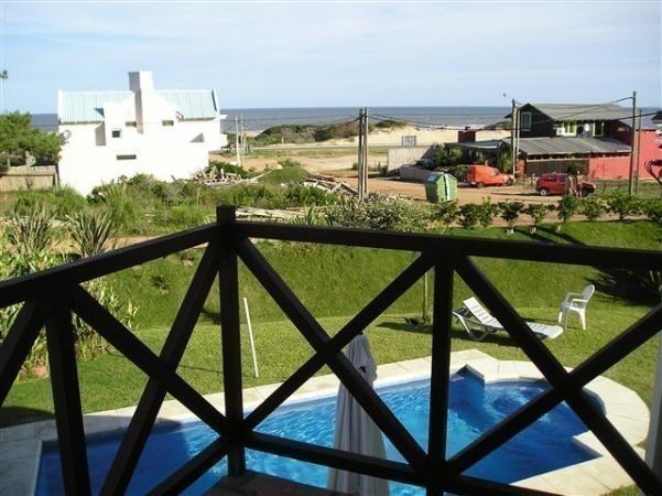 Casa en alquiler en Montoya, La Barra a una cuadra del mar.