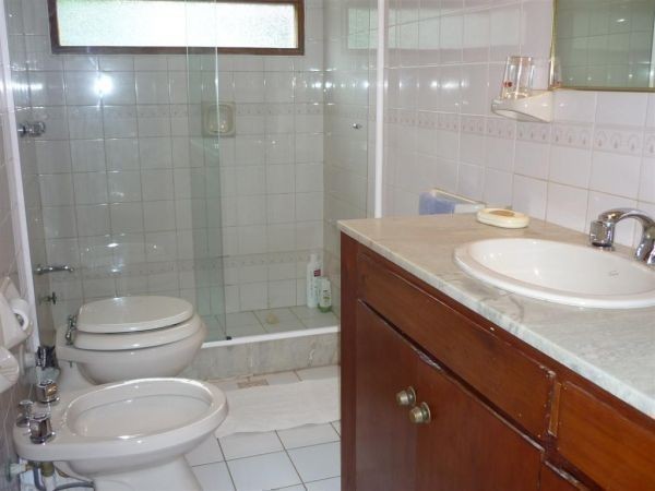 Casa en alquiler en Montoya, La Barra a una cuadra del mar.