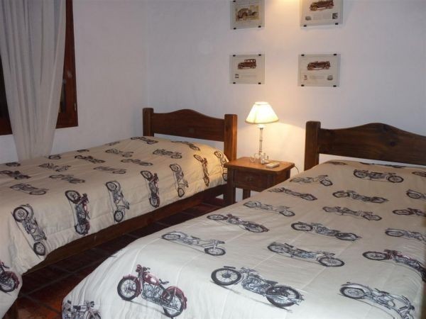 Casa en alquiler en Montoya, La Barra a una cuadra del mar.