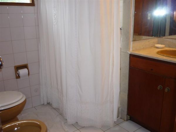 Casa en alquiler en Montoya, La Barra a una cuadra del mar.