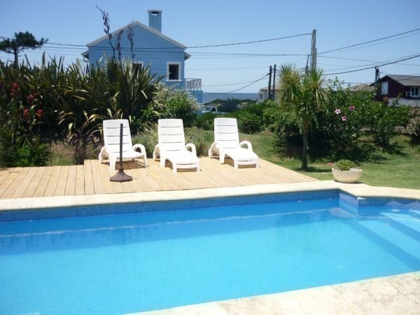 Casa en alquiler en Montoya, La Barra a una cuadra del mar.