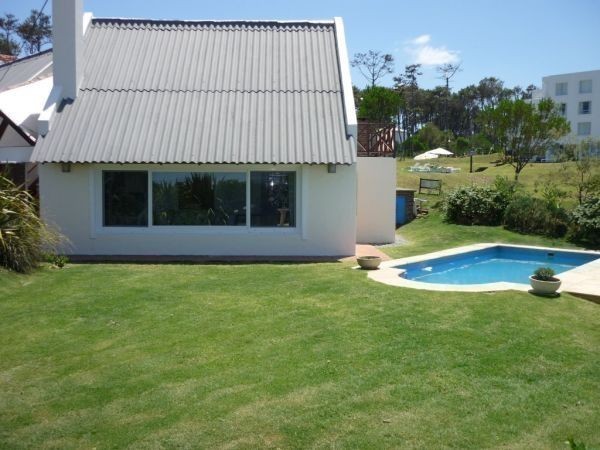 Casa en alquiler en Montoya, La Barra a una cuadra del mar.