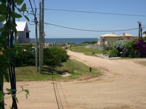 Casa en alquiler en Montoya, La Barra a una cuadra del mar.