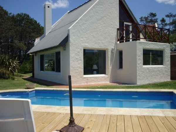 Casa en alquiler en Montoya, La Barra a una cuadra del mar.