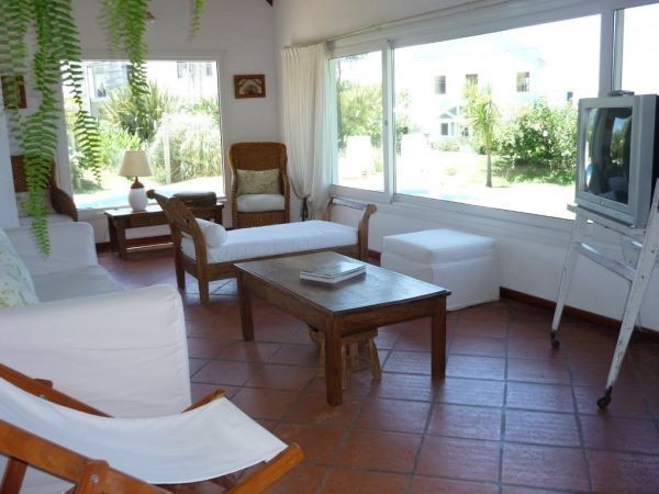 Casa en alquiler en Montoya, La Barra a una cuadra del mar.