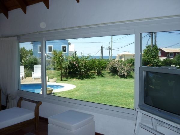 Casa en alquiler en Montoya, La Barra a una cuadra del mar.