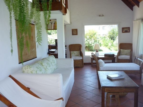 Casa en alquiler en Montoya, La Barra a una cuadra del mar.