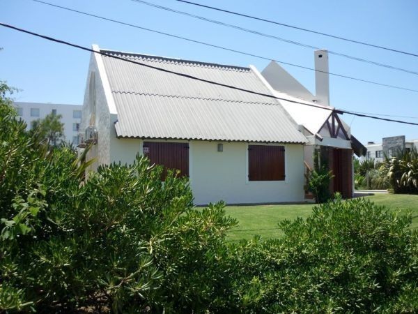 Casa en alquiler en Montoya, La Barra a una cuadra del mar.