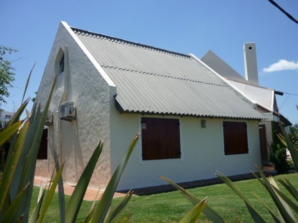 Casa en alquiler en Montoya, La Barra a una cuadra del mar.