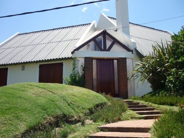 Casa en alquiler en Montoya, La Barra a una cuadra del mar.