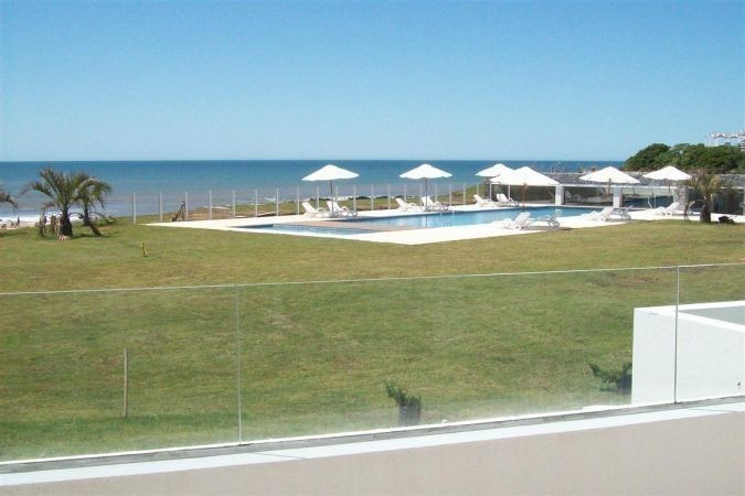 Importante departamento en alquiler y venta frente al mar sobre Montoya