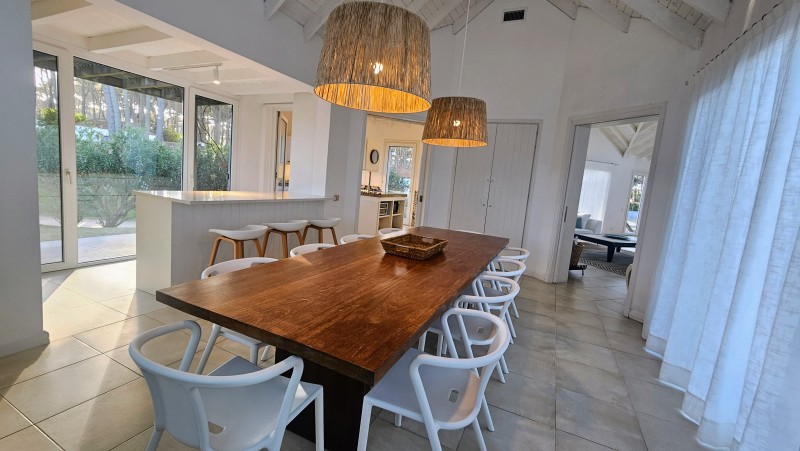 Increíble casa en alquiler y venta en Laguna blanca, La Barra con vista al mar.