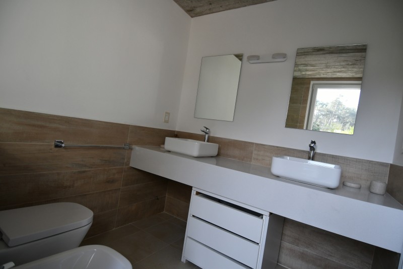 Increíble casa en alquiler y venta en Laguna blanca, La Barra con vista al mar.