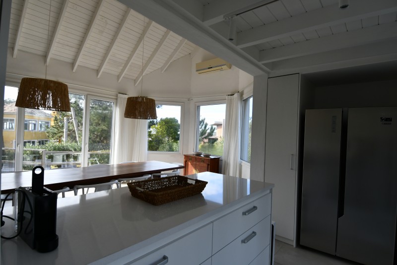 Increíble casa en alquiler y venta en Laguna blanca, La Barra con vista al mar.