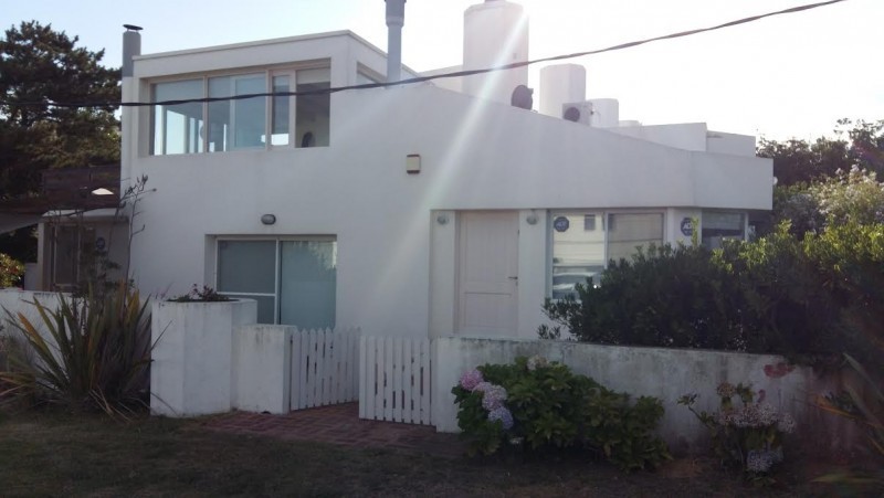 Casa esquina en alquiler en la Barra de la ruta al mar