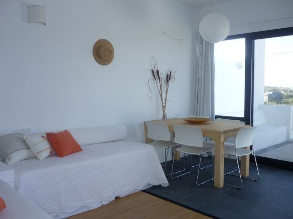 Departamento en alquiler y venta en Manantiales a pasitos del mar, ambientes luminosos y frescos.