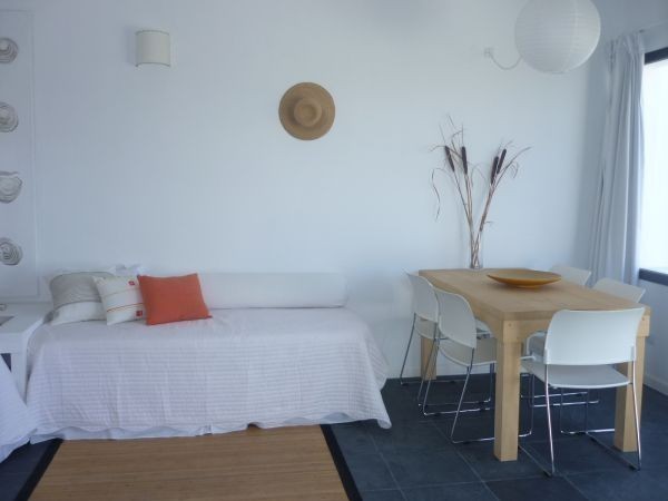 Departamento en alquiler y venta en Manantiales a pasitos del mar, ambientes luminosos y frescos.