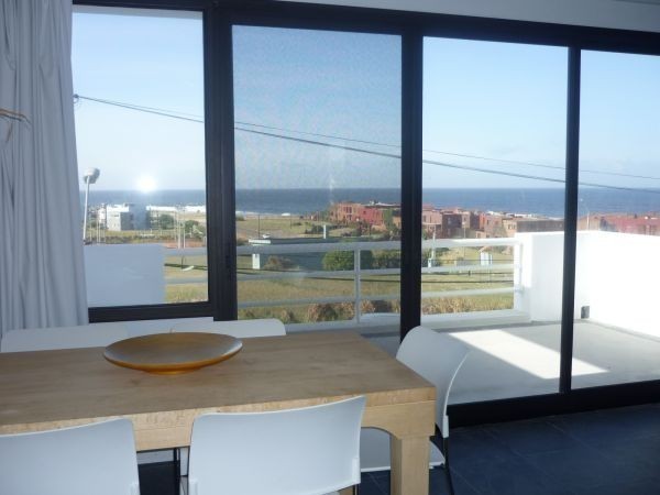 Departamento en alquiler y venta en Manantiales a pasitos del mar, ambientes luminosos y frescos.