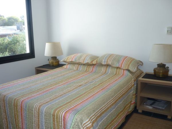 Departamento en alquiler y venta en Manantiales a pasitos del mar, ambientes luminosos y frescos.