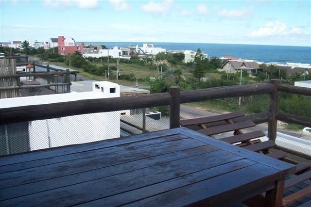Departamento en alquiler y venta sobre La Barra a pasitos del mar, ambientes luminosos y frescos.