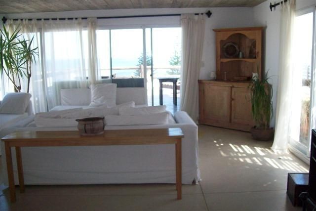 Departamento en alquiler y venta sobre La Barra a pasitos del mar, ambientes luminosos y frescos.