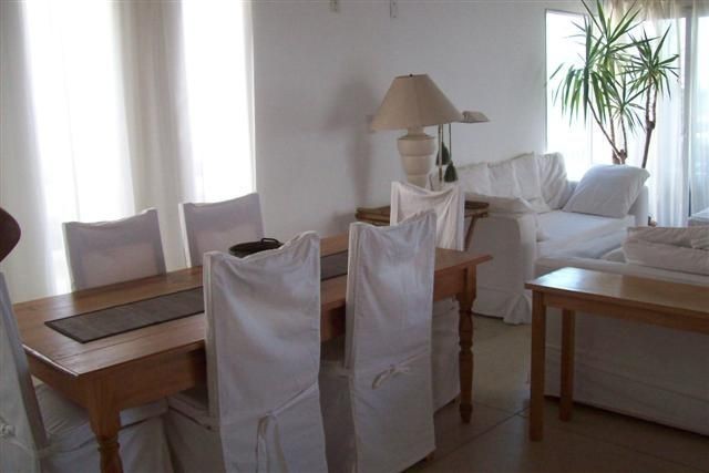 Departamento en alquiler y venta sobre La Barra a pasitos del mar, ambientes luminosos y frescos.