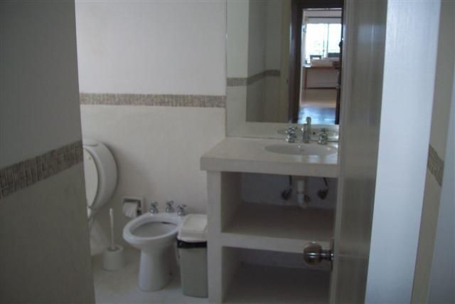 Departamento en alquiler y venta sobre La Barra a pasitos del mar, ambientes luminosos y frescos.