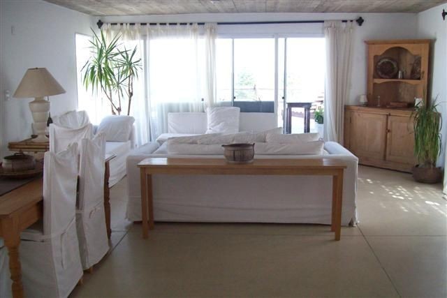 Departamento en alquiler y venta sobre La Barra a pasitos del mar, ambientes luminosos y frescos.