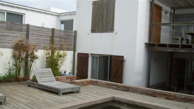 Casa en alquiler sobre La Barra de arquitectura moderna, lineas puras y muy buena decoracion.