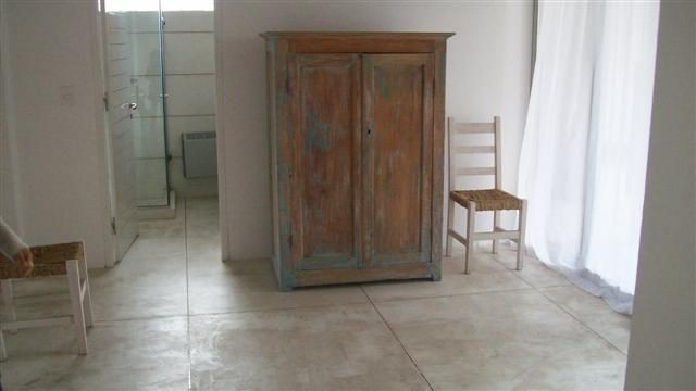 Casa en alquiler sobre La Barra de arquitectura moderna, lineas puras y muy buena decoracion.