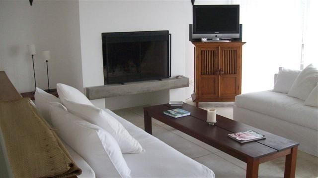 Casa en alquiler sobre La Barra de arquitectura moderna, lineas puras y muy buena decoracion.
