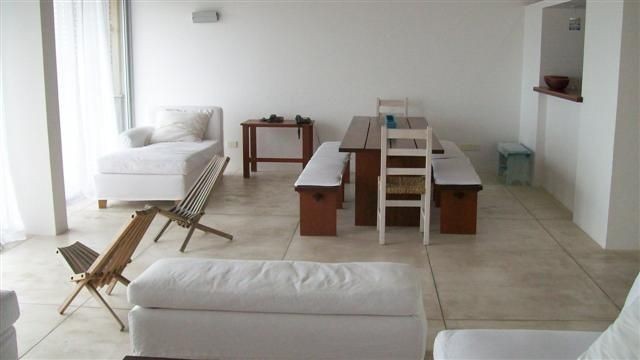 Casa en alquiler sobre La Barra de arquitectura moderna, lineas puras y muy buena decoracion.