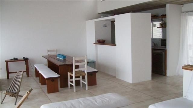 Casa en alquiler sobre La Barra de arquitectura moderna, lineas puras y muy buena decoracion.
