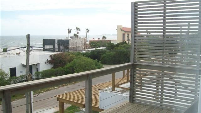 Casa en alquiler sobre La Barra de arquitectura moderna, lineas puras y muy buena decoracion.