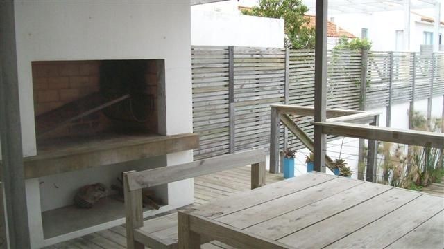 Casa en alquiler sobre La Barra de arquitectura moderna, lineas puras y muy buena decoracion.