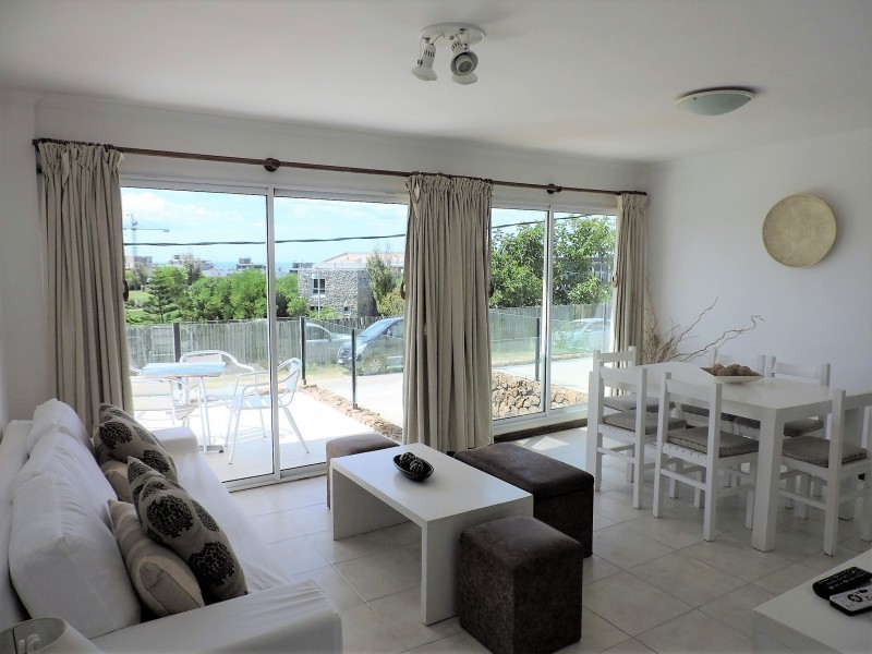 Departamento en alquiler en Manantiales a pasitos del mar, ambientes luminosos y frescos.