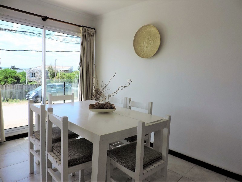 Departamento en alquiler en Manantiales a pasitos del mar, ambientes luminosos y frescos.