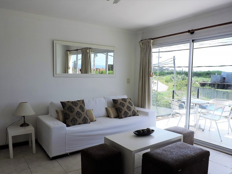 Departamento en alquiler en Manantiales a pasitos del mar, ambientes luminosos y frescos.