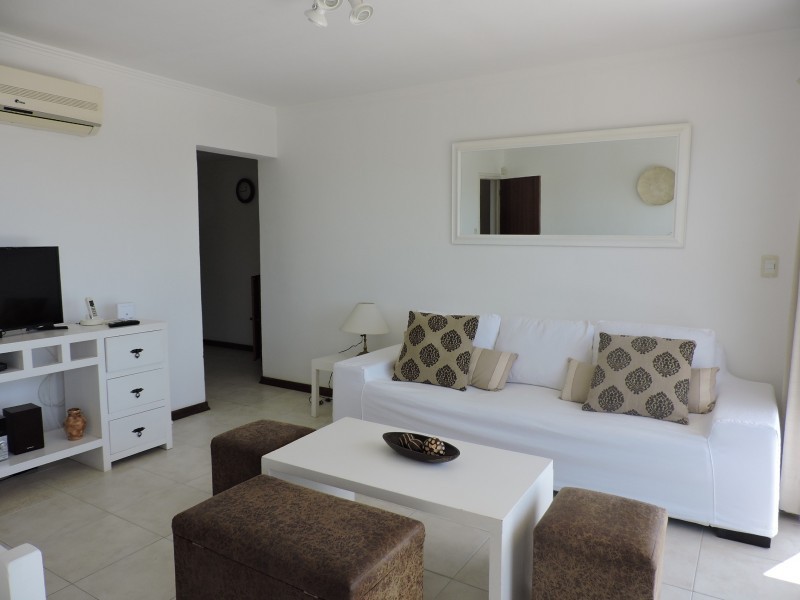 Departamento en alquiler en Manantiales a pasitos del mar, ambientes luminosos y frescos.