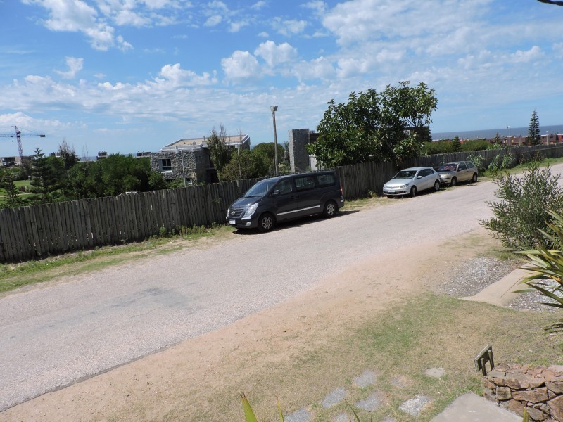 Departamento en alquiler en Manantiales a pasitos del mar, ambientes luminosos y frescos.