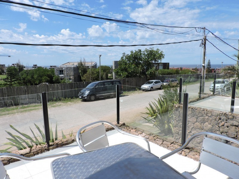 Departamento en alquiler en Manantiales a pasitos del mar, ambientes luminosos y frescos.