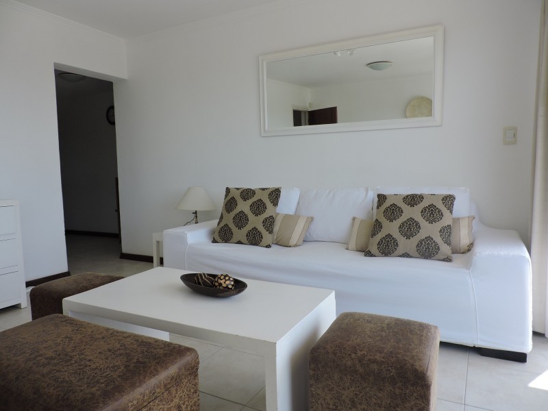 Departamento en alquiler en Manantiales a pasitos del mar, ambientes luminosos y frescos.